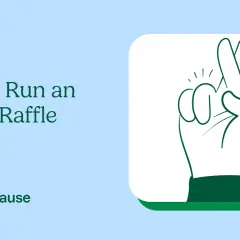 Learn how to do a raffle online with this guide. A hand with crossed fingers symbolizes luck and winning.